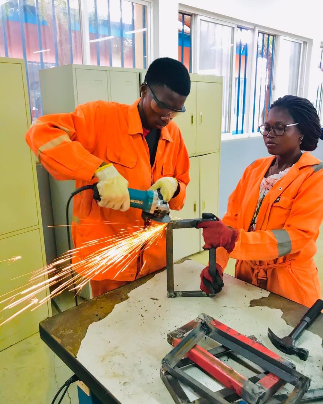 ALUNOS DO POLITÉCNICO DE VIANA REFAZEM INSTALAÇÃO ELECTRICA DA ESCOLA