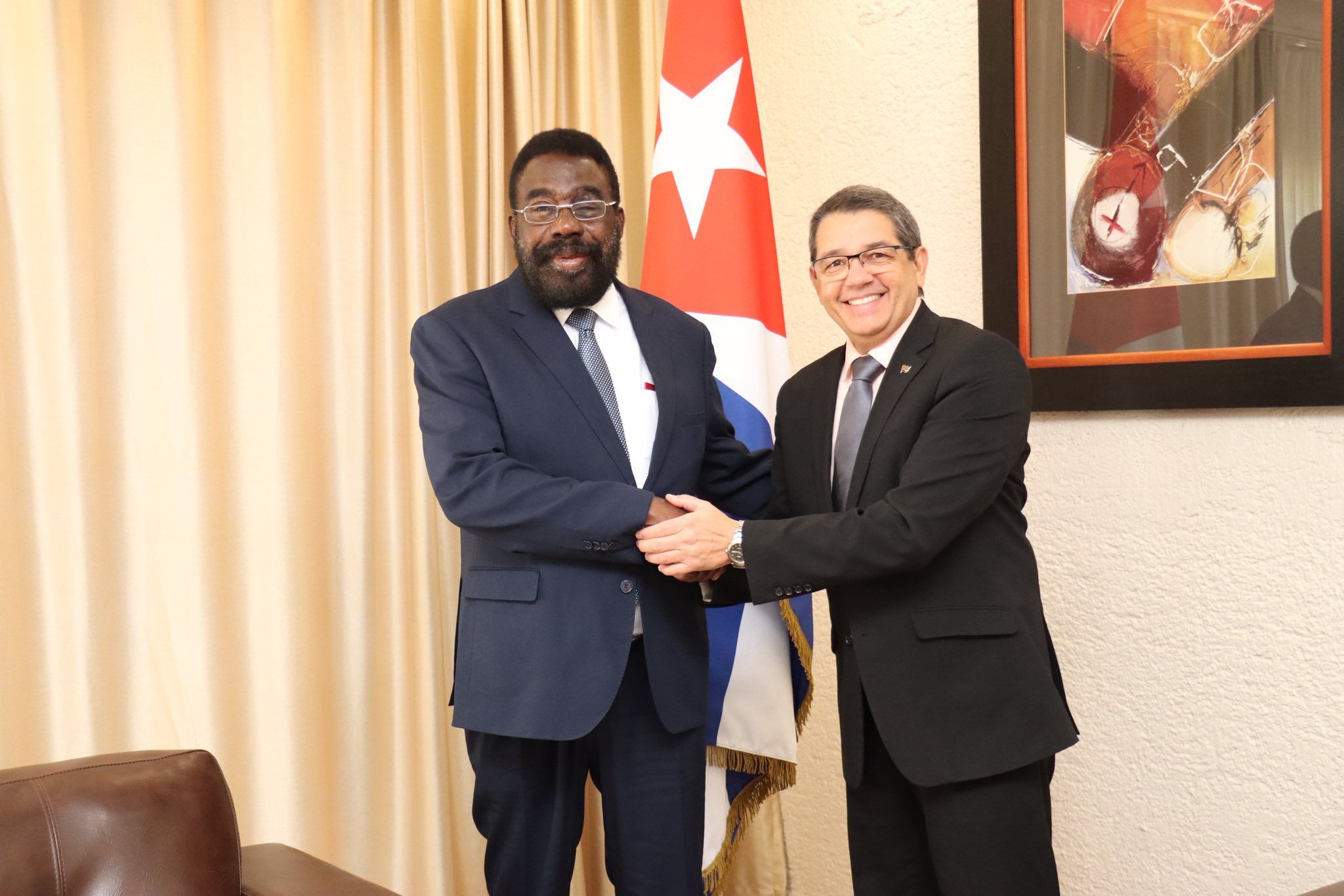 Embaixador Pedro Mutinde realizou a sua primeira visita de cortesia ao Embaixador da República de Cuba na Namíbia