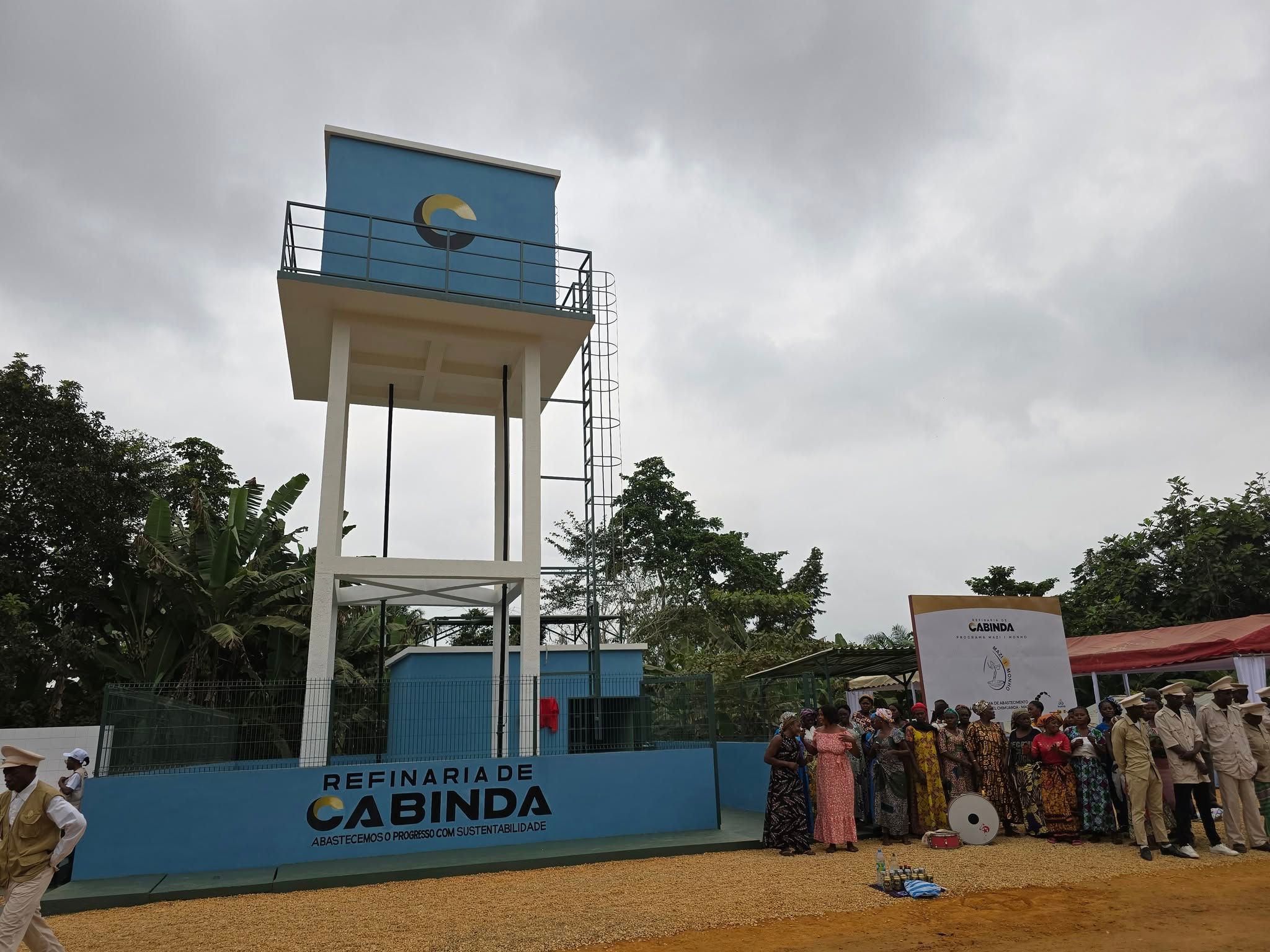 HABITANTES DAS ALDEIAS DE CHIMUANDA E MACÔNGOLO TESTEMUNHAM AO LADO DA GOVERNADORA PROVINCIAL A ENTRADA EM FUNCIONAMENTO DO SISTEMA DE ABASTECIMENTO DE ÁGUA POTÁVEL